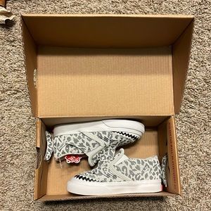 NWT Vans Toddler shark shoes grey 6